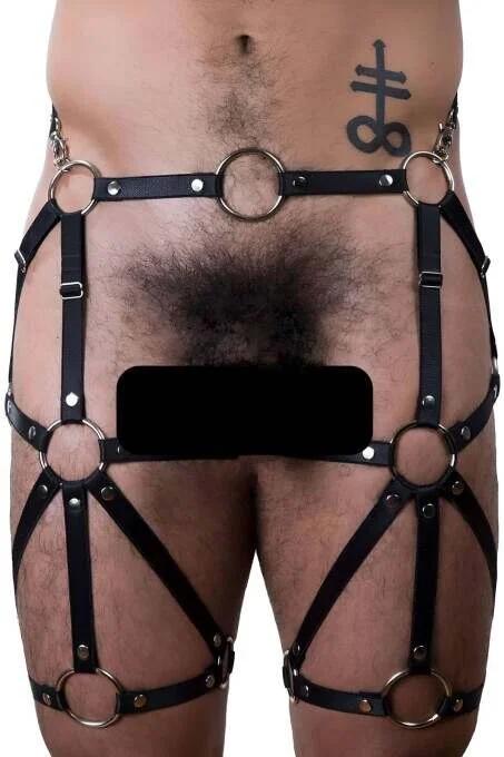 siyah PU vegan deri erkek harness altın kaplama O-halka yakın çekim perçin detayı