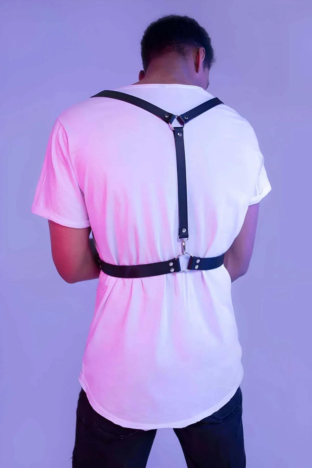 Siyah PU harness omuz askısı ve gümüş toka detayı beyaz t-shirt üzerinde önden görünüm