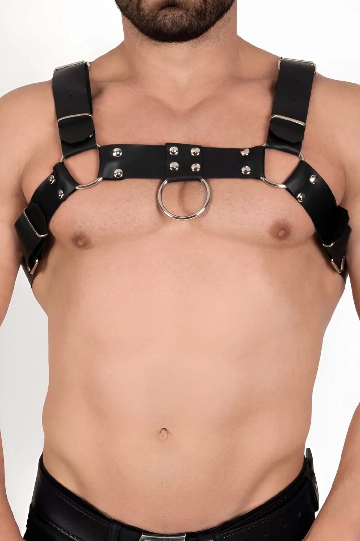 siyah PU deri erkek harness çift omuz bandı ve gümüş toka detayı önden görünüm