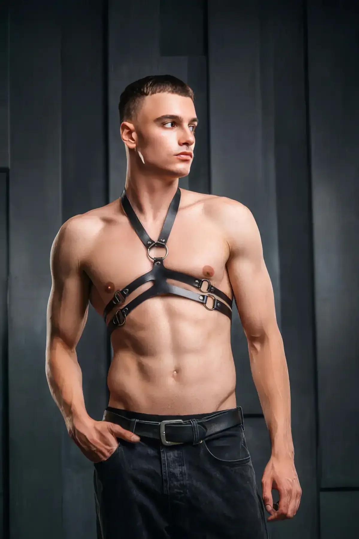 vegan deri erkek göğüs harness çapraz bağlantı kolları ve toka detayı