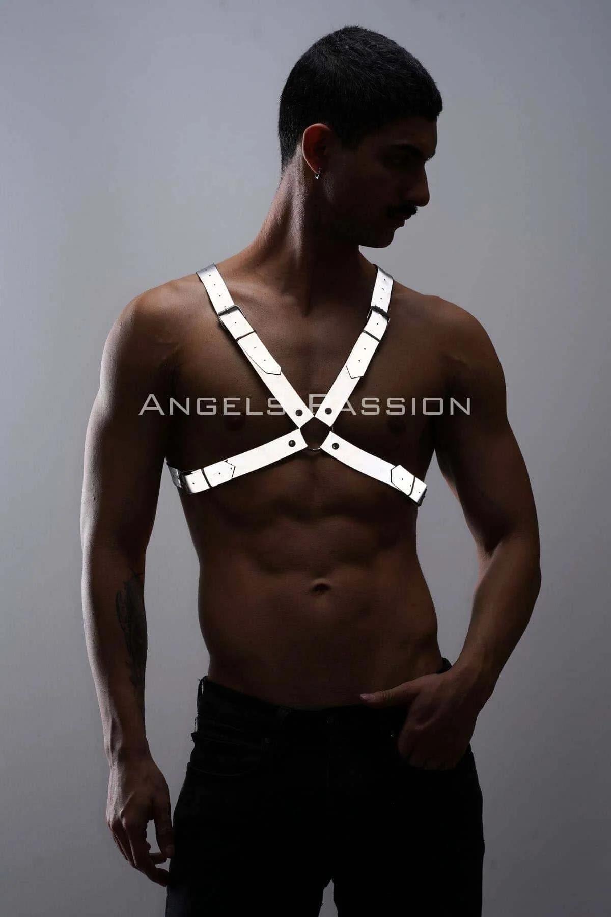 Gümüş metal çıtçıt detayı reflektör beyaz erkek göğüs harness yakın çekim