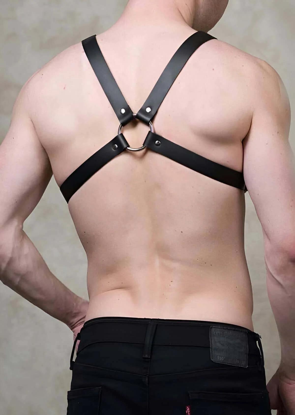 siyah erkek göğüs harness omuz kayışları ve gümüş dikdörtgen tokalar ön görünüm
