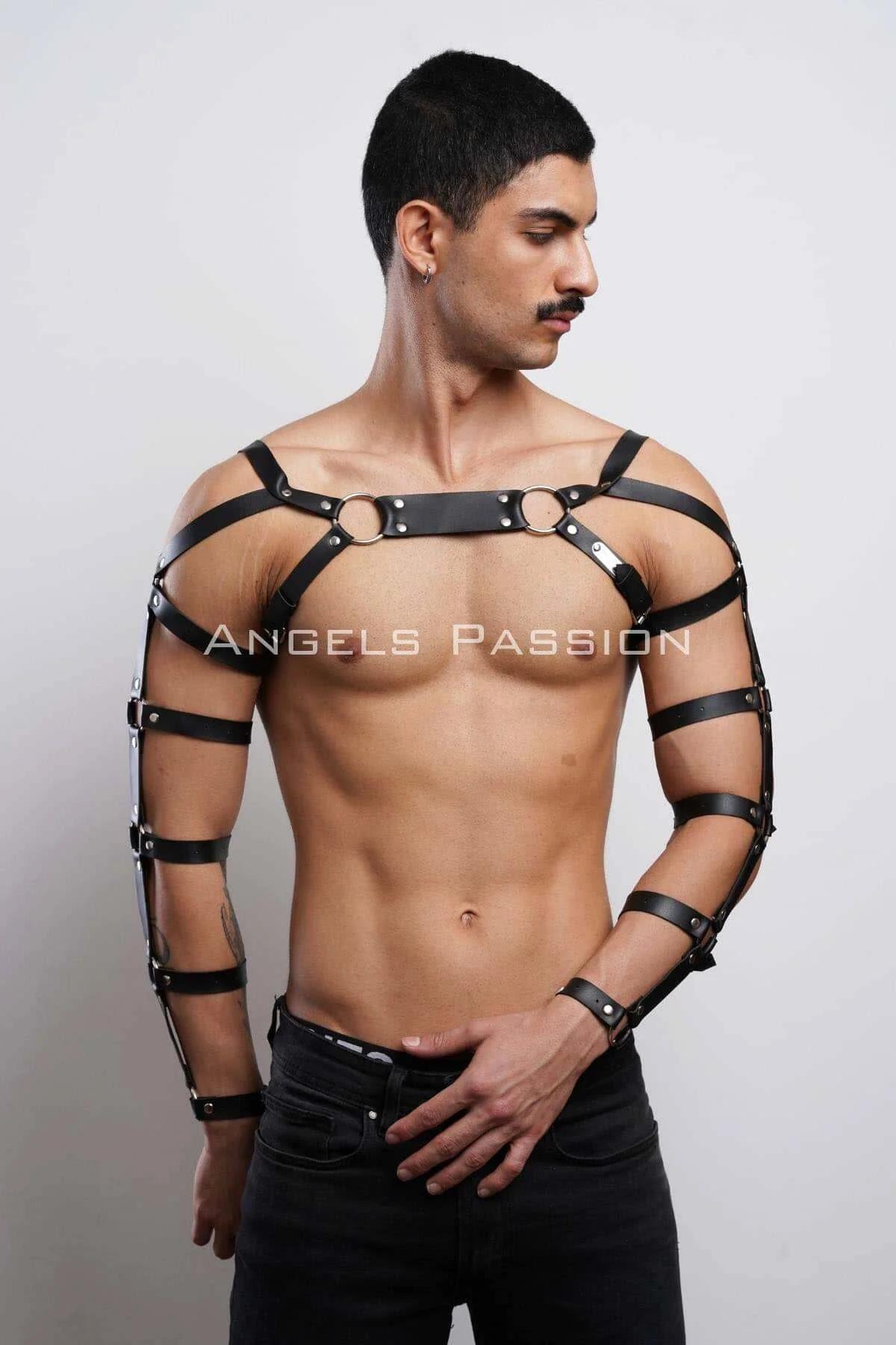 Siyah PU deri erkek göğüs harness bandı, merkezde iki altın O-ring ve gümüş metal toka detayı