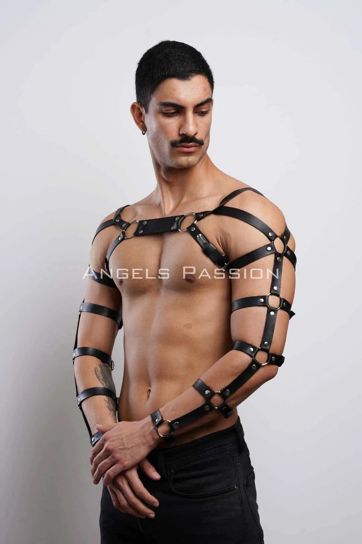 Siyah erkek harness takımı omuz geçiş kayışları ve göğüs bandı bağlantı detayı, siyah pantolon kombini