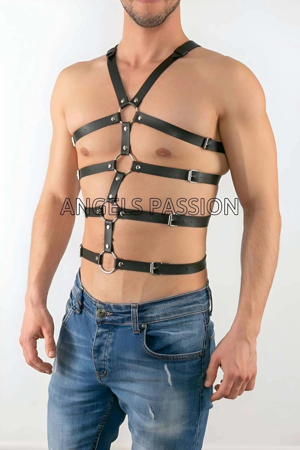 Erkek harness karın bölgesi yatay bantlar ve çelik toka yakın çekim, siyah PU deri