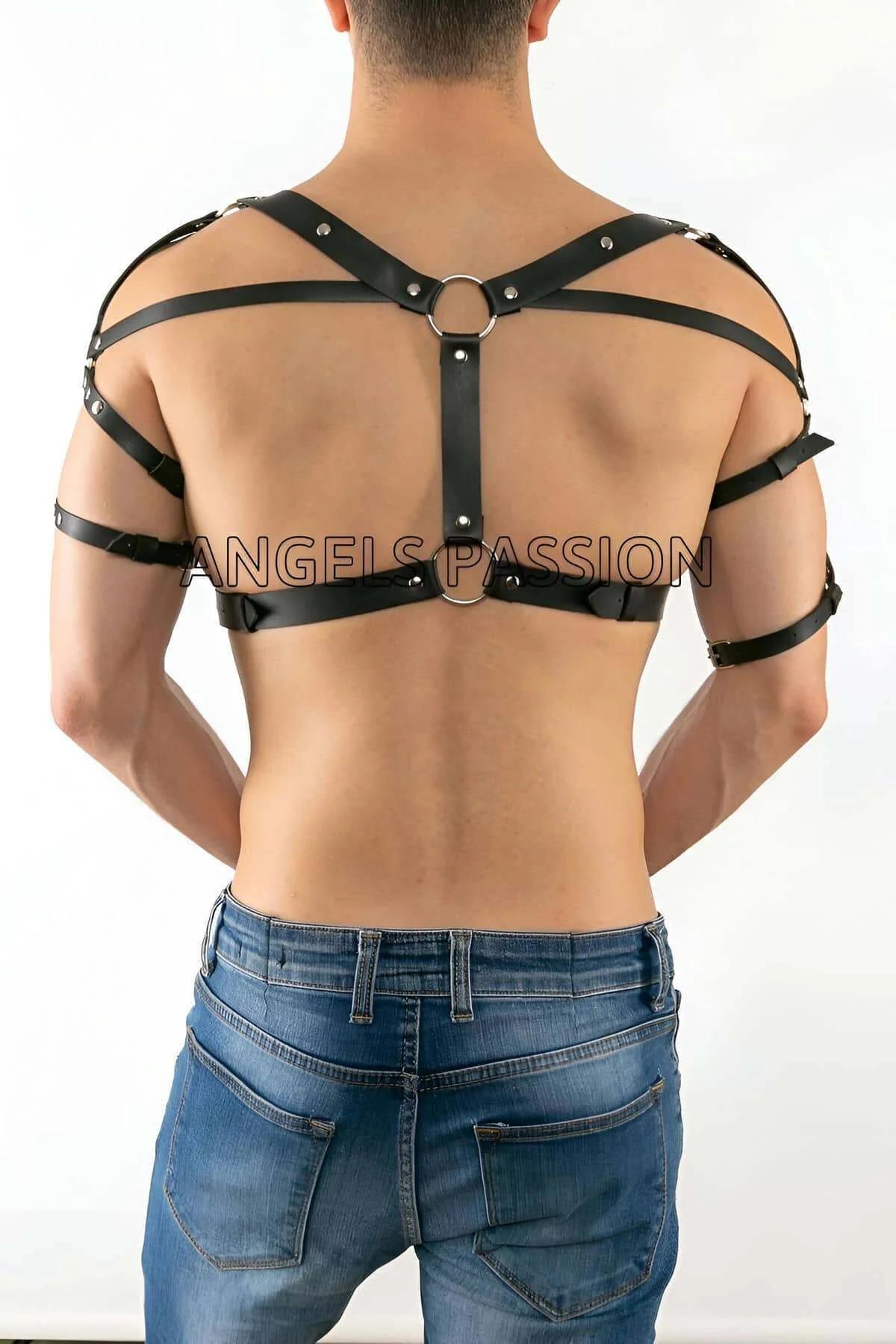 erkek suni deri harness orta göğüs O-ring bağlantı noktası önden görünüm