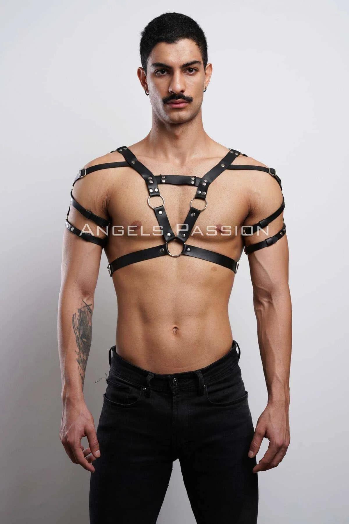 erkek harness gümüş O-ring yakın plan, siyah şerit bağlantı noktası