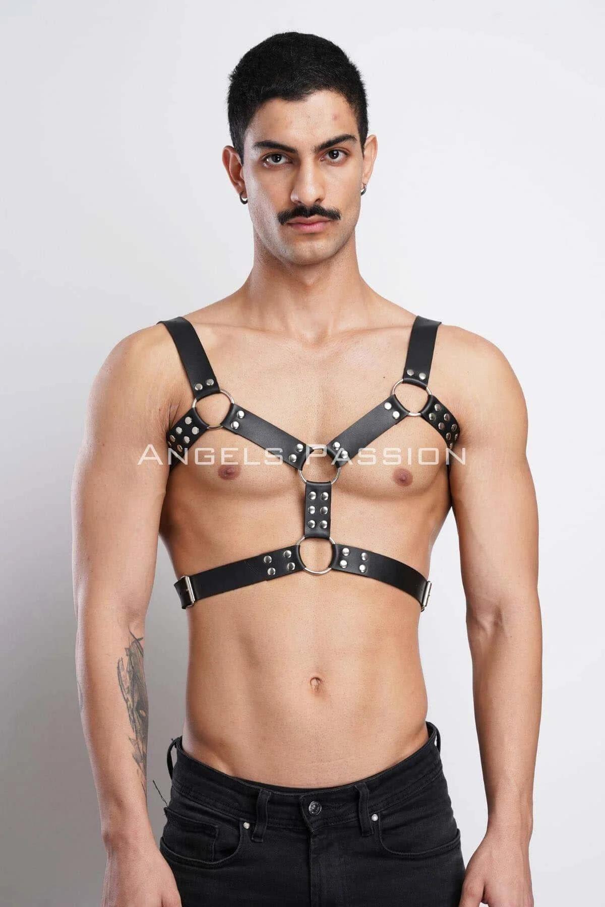 erkek göğüs harness gümüş O-ring yakın çekim perçin sırası detayı siyah deri
