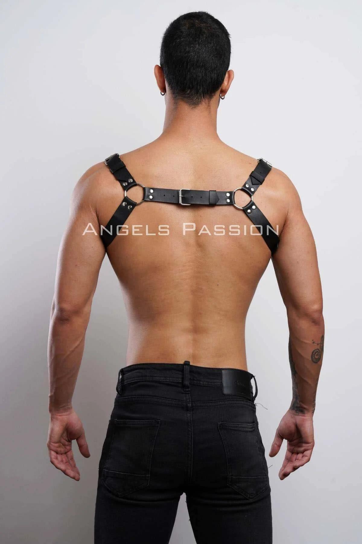 Festival kombininde siyah harness erkek skinny pantolon ile tam vücut görünümü