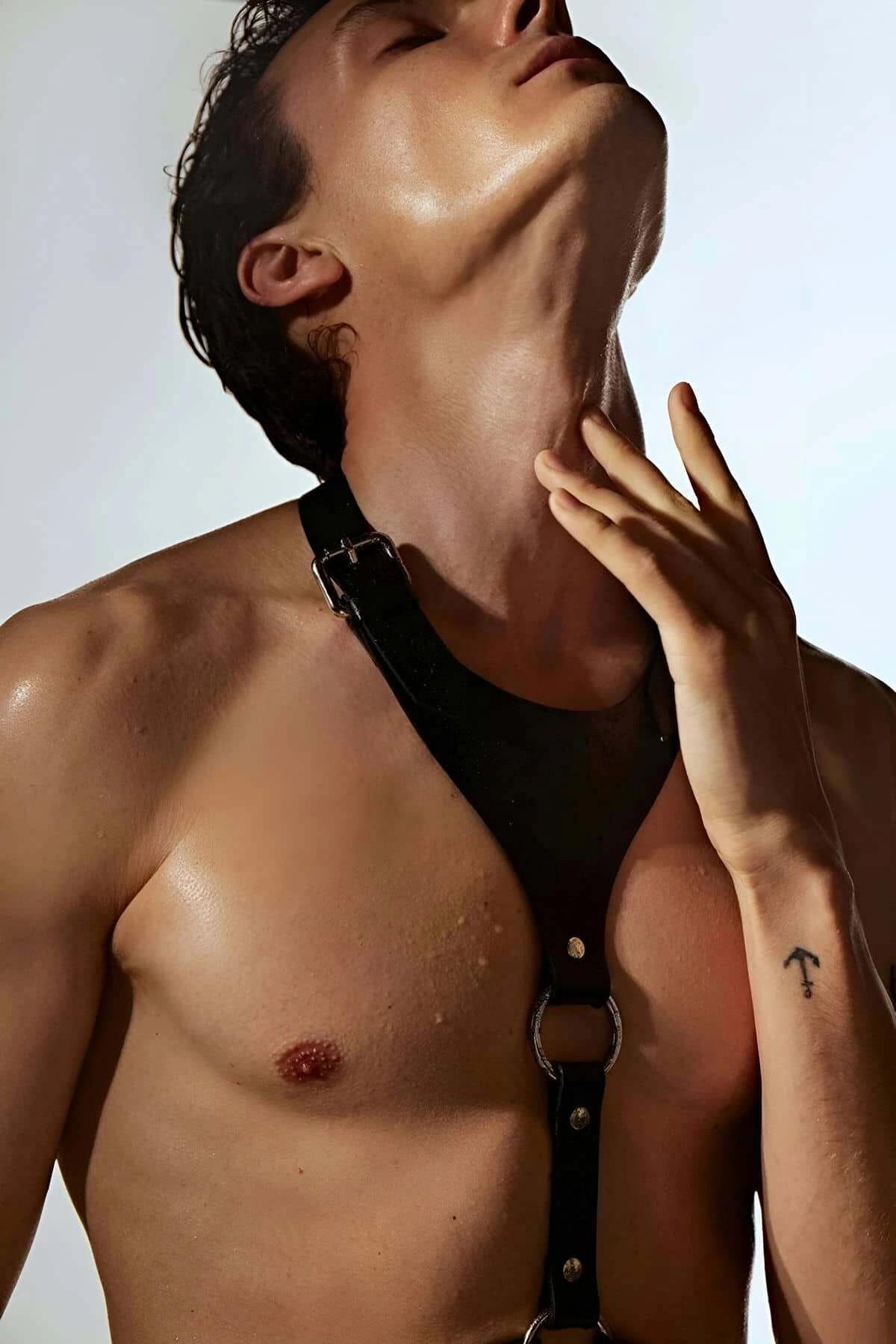 Siyah vegan deri erkek V göğüs harness, gümüş O-ring detay, gömlek aksesuar modeli