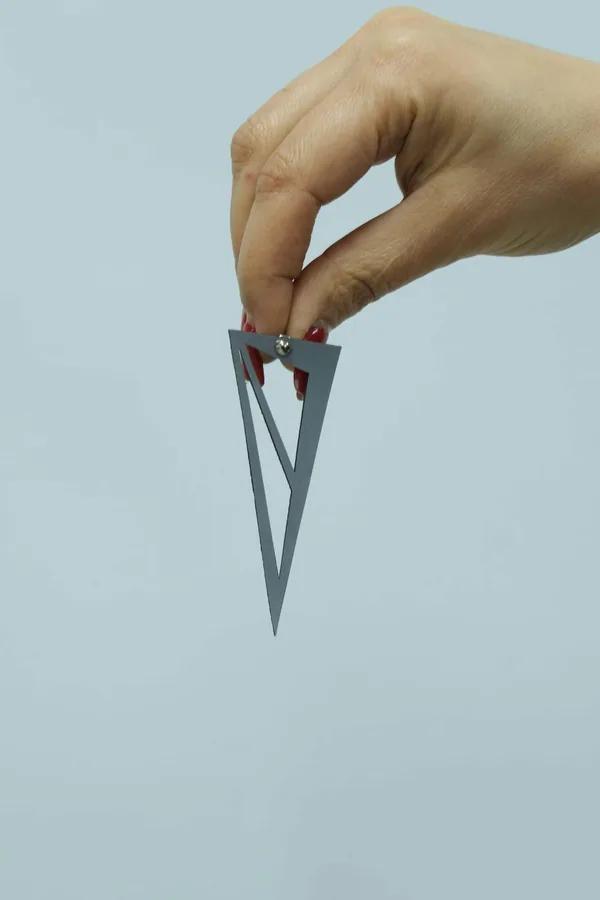 beyaz reflektörlü lazer kesim geometrik üçgen küpe, parlak yansımalı yüzey, uzun sarkıt model