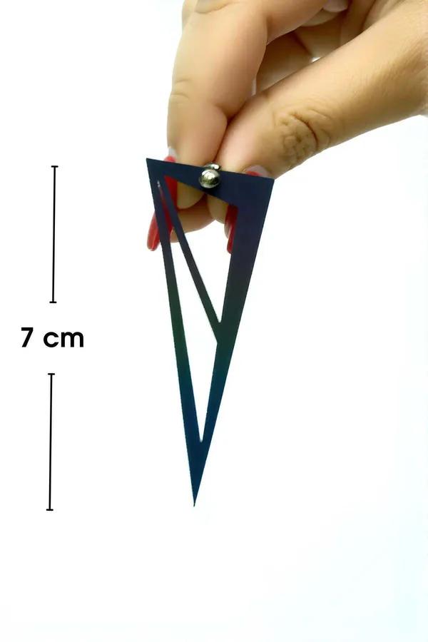 beyaz reflektörlü lazer kesim geometrik üçgen küpe, parlak yansımalı yüzey, uzun sarkıt model