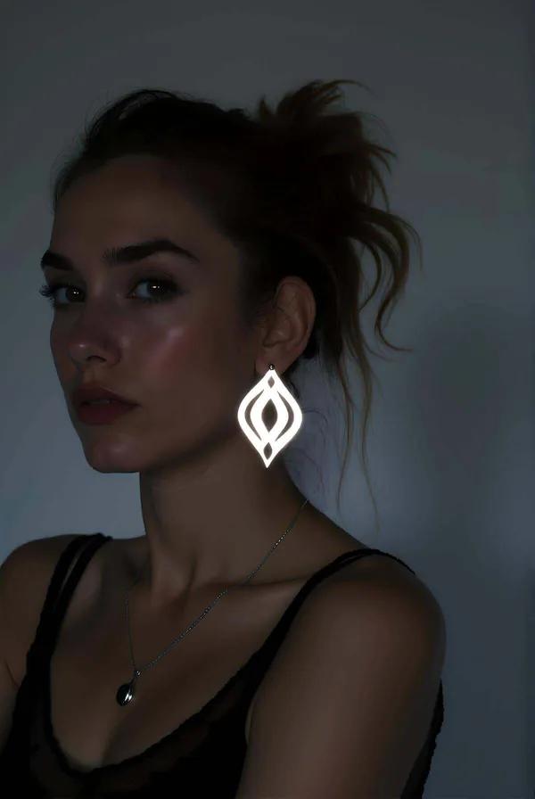 beyaz reflektörlü lazer kesim damla küpe geometrik oval kesimli motif karanlıkta parlayan