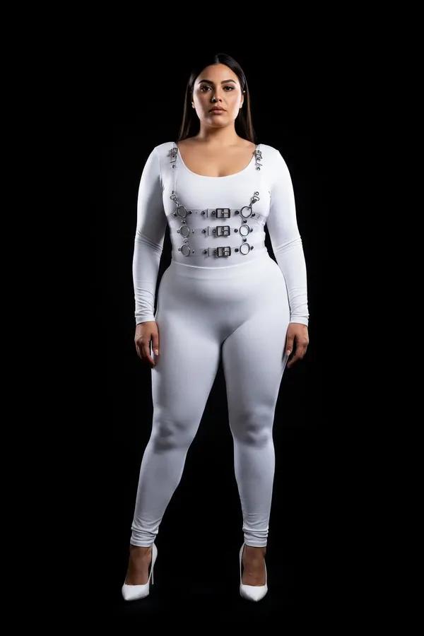 büyük beden beyaz vegan deri harness takım gümüş toka ve O-ring detaylı üç şeritli göğüs harness