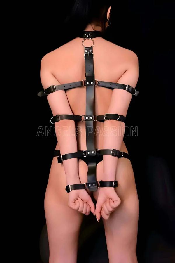 siyah suni deri tam vücut harness sırt görünümü dikey omurga bandı gümüş O-ring ve bileklik kelepçe