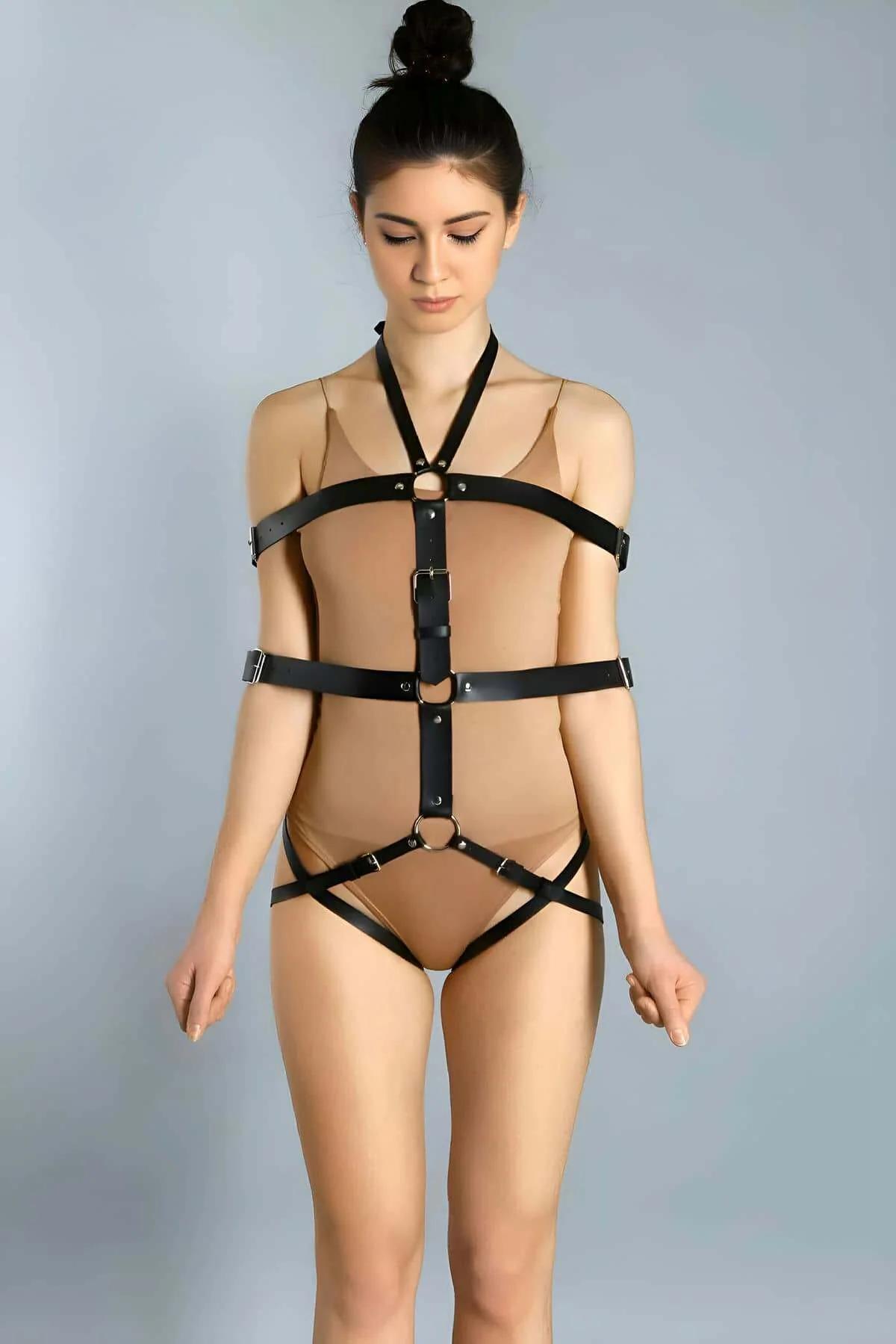 Siyah suni deri tam vücut harness kemeri gümüş O-halka ve toka detaylı S-M-L beden