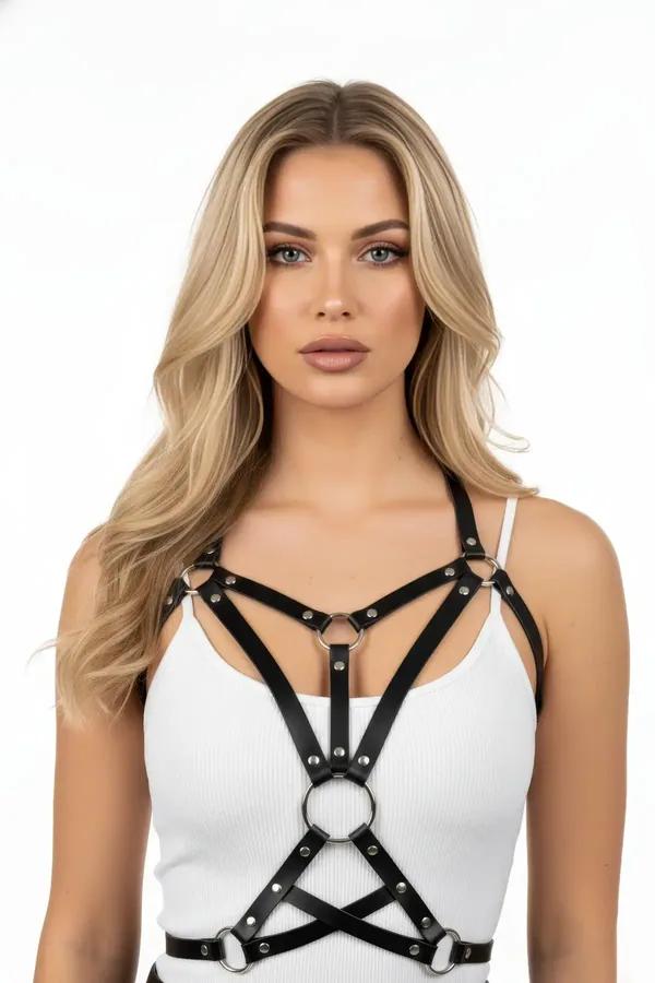 siyah vegan deri göğüs harness gümüş O-halka detaylı çapraz bantlı kafes silüeti