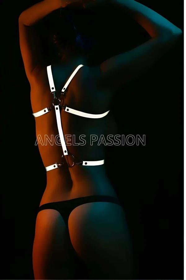 Reflektörlü harness beyaz bantlı göğüs ve bel çerçeveli vücut aksesuarı karanlık arka planda