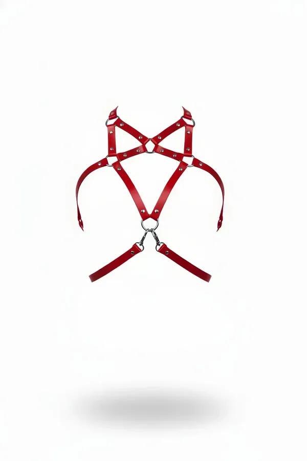 kırmızı vegan deri gövde harness gümüş metal halka ve perçin detaylı pentagram formlu kadın aksesuar