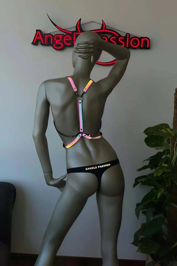 Holografik reflektörlü göğüs harnessi manken üzerinde çapraz X bantlı irizasyonlu tasarım gümüş metal O-ring