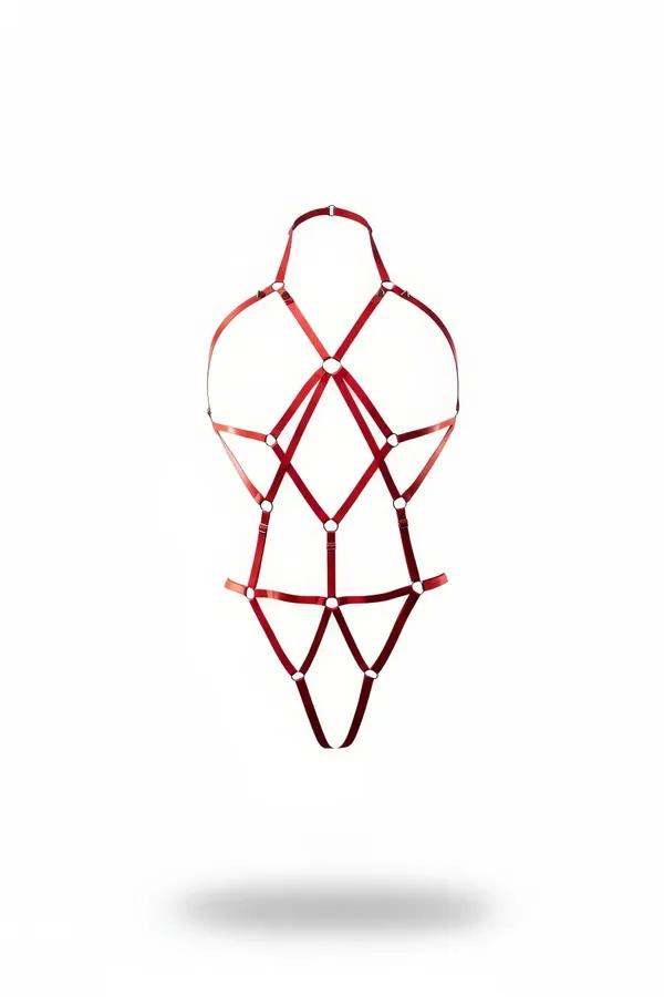 kırmızı elastik çapraz bantlı body harness gümüş metal O-halka detaylı tam gövde geometrik desen
