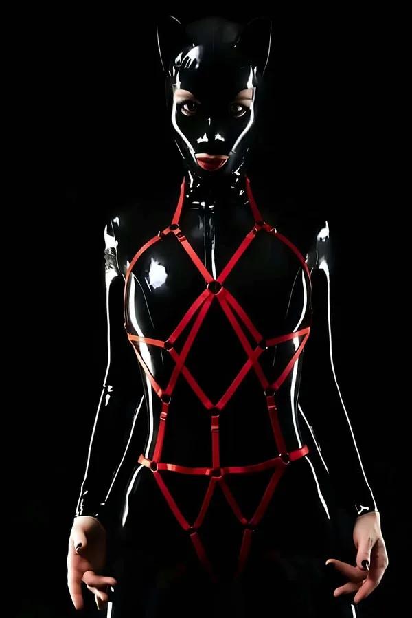 Kırmızı elastik full body harness elmas geometrik desen metal O-ring bağlantı noktaları önden görünüm