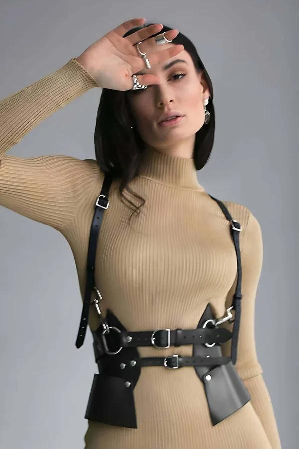 Siyah vegan deri harness kemer gümüş metal tokalar ve göğüs kayışları bej kazak üzerinde