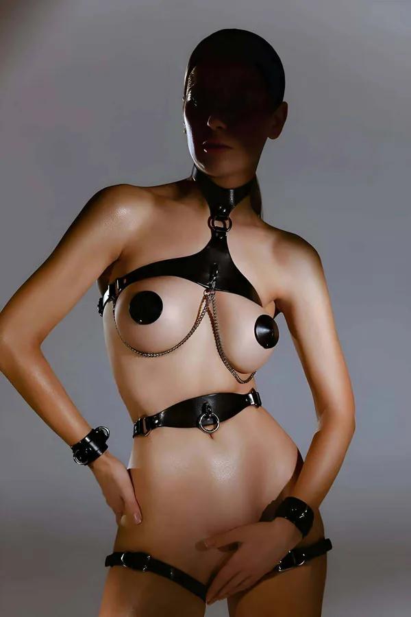Siyah PU deri 5 parça harness takım, gümüş zincir ve O-ring detaylı göğüs çerçevesi, bel kemeri ve bileklik
