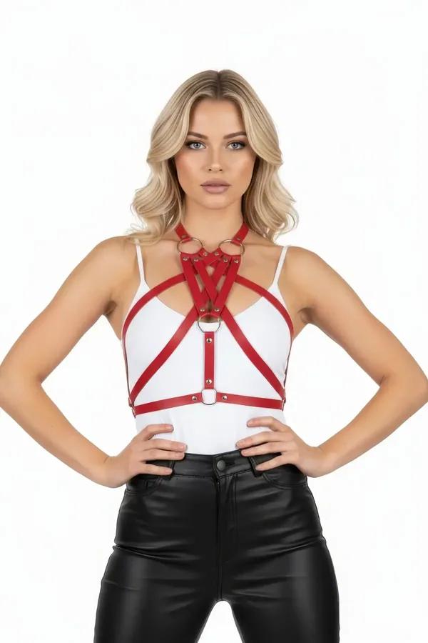 Kırmızı vegan deri vücut harness altın O-halkalı çapraz bantlı halter-boyun tasarımı