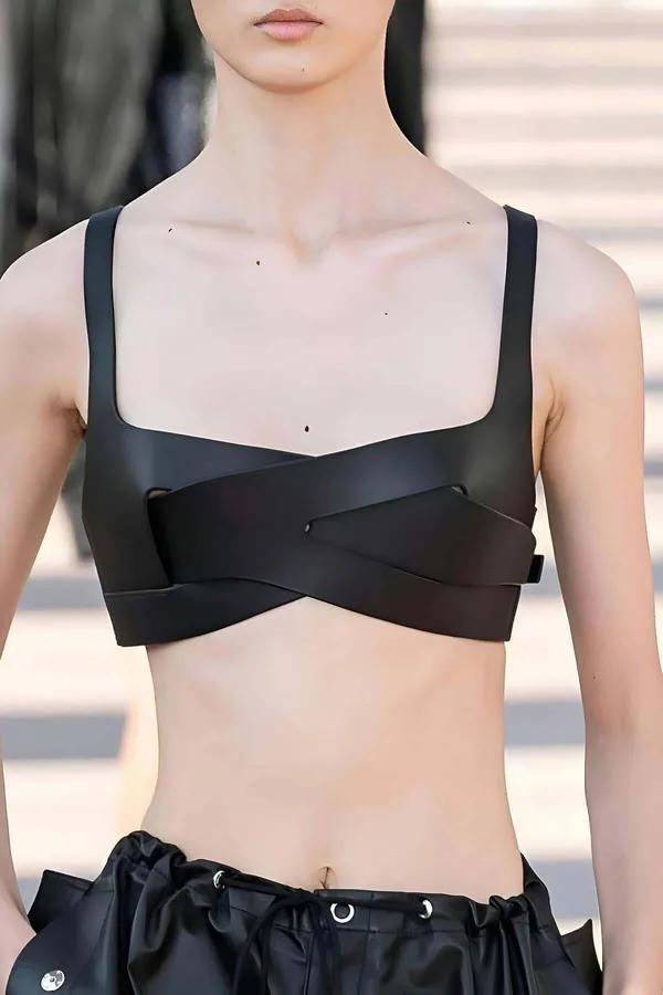 siyah mat vegan deri göğüs harness bra çapraz X bantlı kare yaka yapısal sütyen