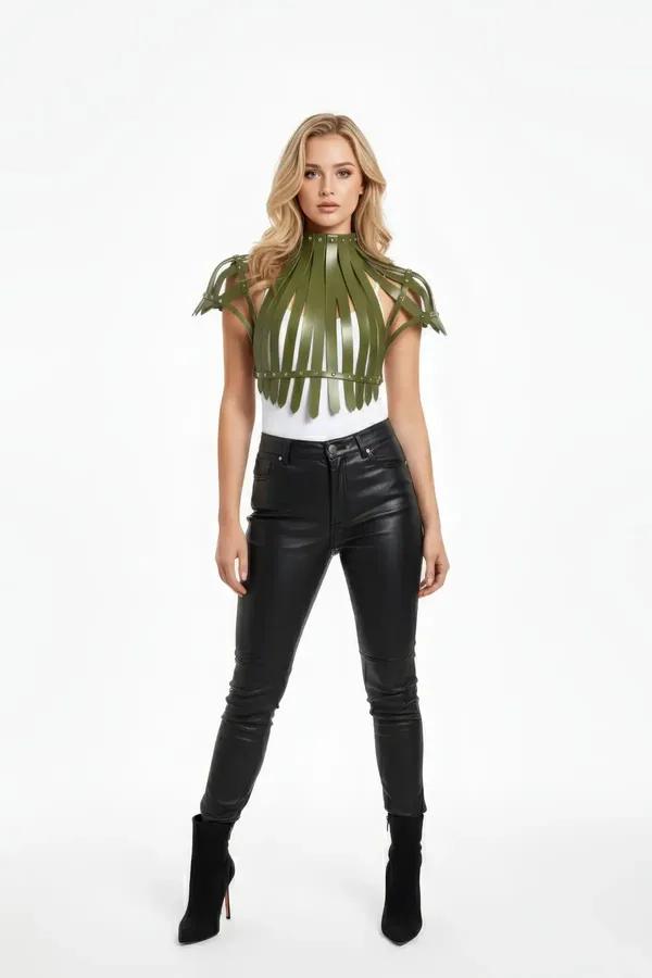 Haki vegan deri çok şeritli punk yüksek yaka vücut harness takısı, altın ton metal perçin detaylı, omuz kapağı