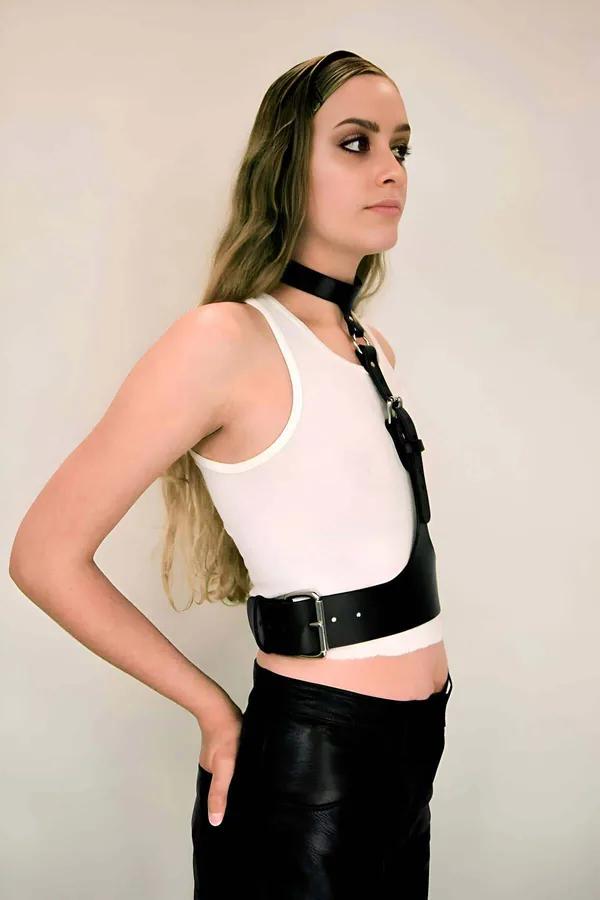 Siyah vegan deri boyun bağlantılı korse harness, gümüş dikdörtgen toka ve D-ring, beyaz atlet üzerinde