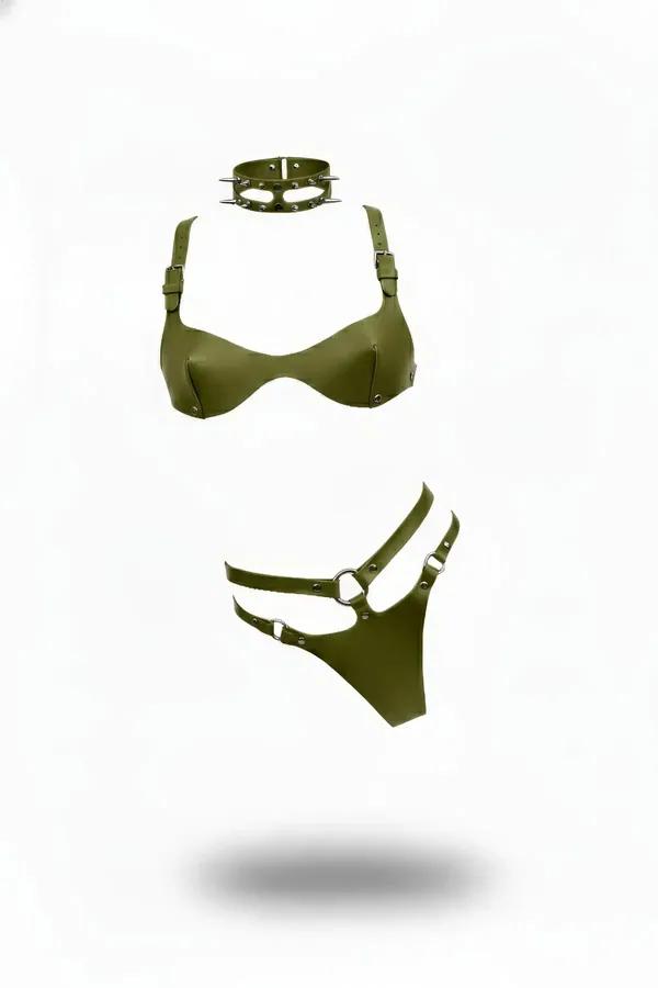 Haki vegan deri görünümlü üç parça harness takım: zımba choker, toka detaylı sütyen ve çift bantlı tanga, gümüş metal aksam