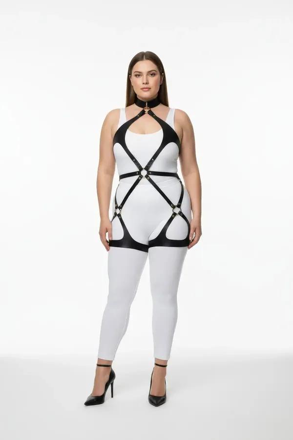 Büyük beden siyah vegan deri full body harness takım, altın O-ring ve X kesim bantlı, ayarlanabilir boyun choker