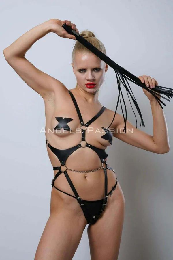 Siyah vegan deri body harness gümüş O-ring ve zincir bel bandı ile tam boy görünüm