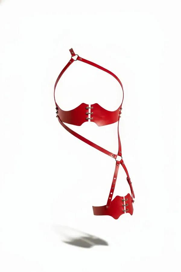 kırmızı vegan deri jartiyer harness dalgalı korse panelli gümüş metal tokalı vücut bağlaması