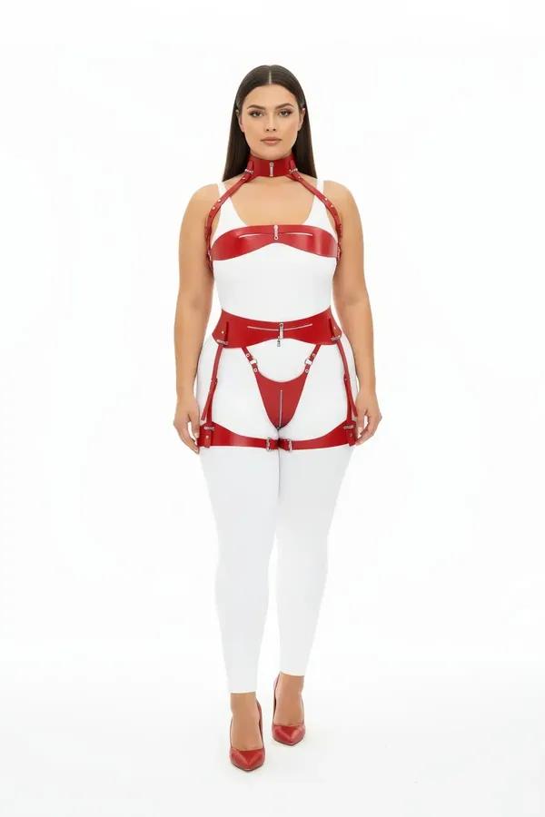 Büyük beden kırmızı vegan deri harness takım jartiyerli set gümüş toka ile modelde