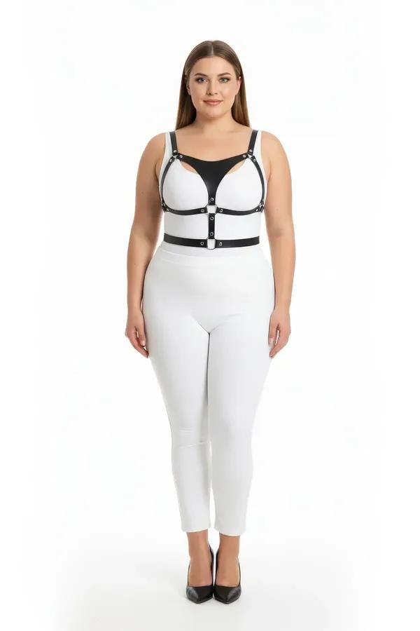büyük beden siyah vegan deri harness takım gümüş O-ringli göğüs bandı ve bel askısı plus size model üzerinde