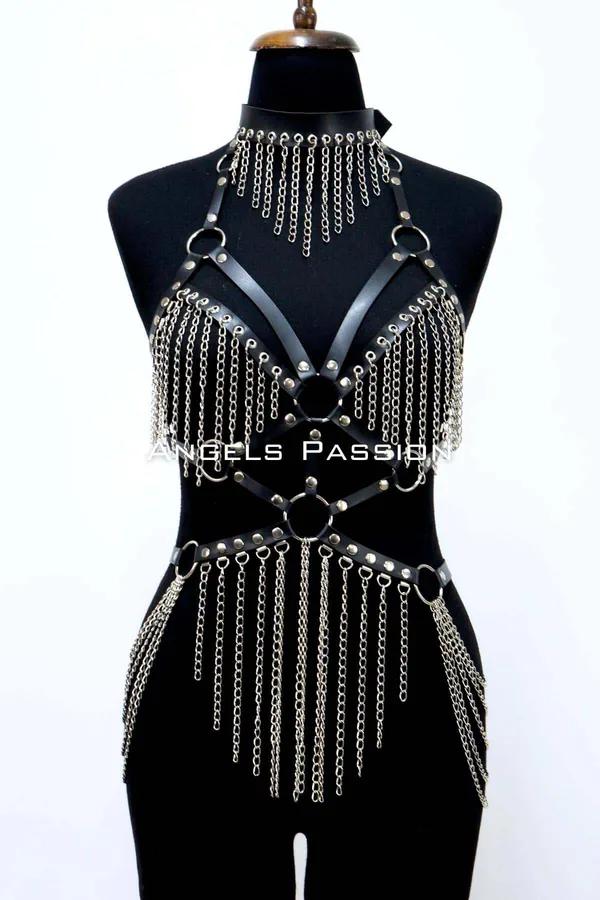 kırmızı vegan deri ve gümüş zincir saçaklı harness takımı choker ve bel bandı ile kadın üzerinde