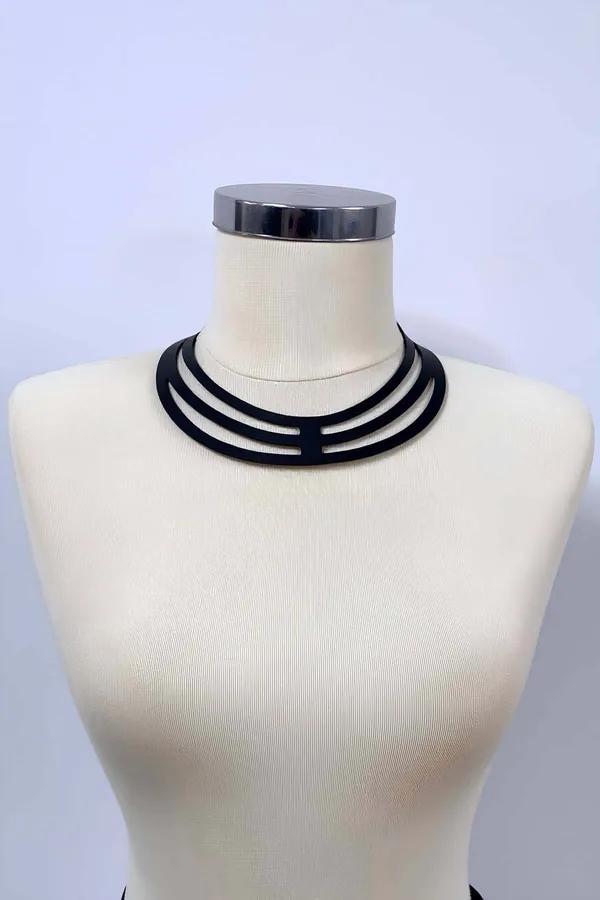siyah vegan deri choker üç bantlı geometrik kafes kesim kolye manken üzerinde