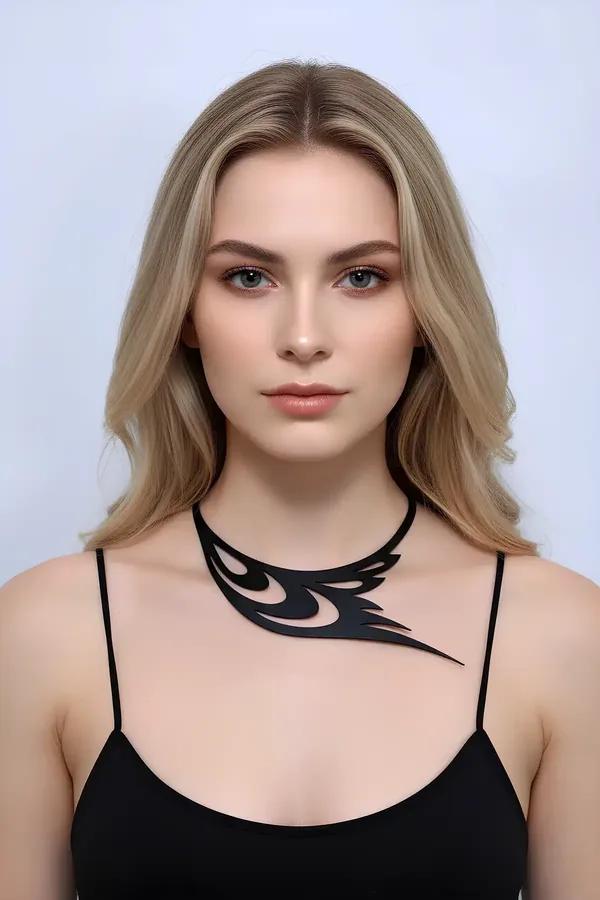 Siyah vegan deri choker kolye kuş kanadı ve göz motifli lazer kesim asimetrik tasarım dekolteye uzanan