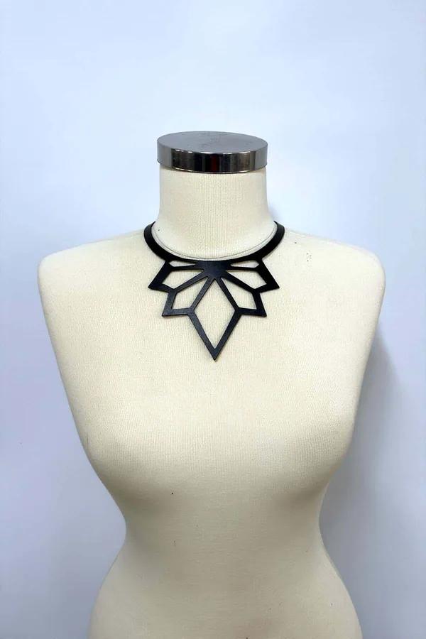 lazer kesim siyah mat vegan deri choker geometrik yaprak motifli kolye manken üzerinde
