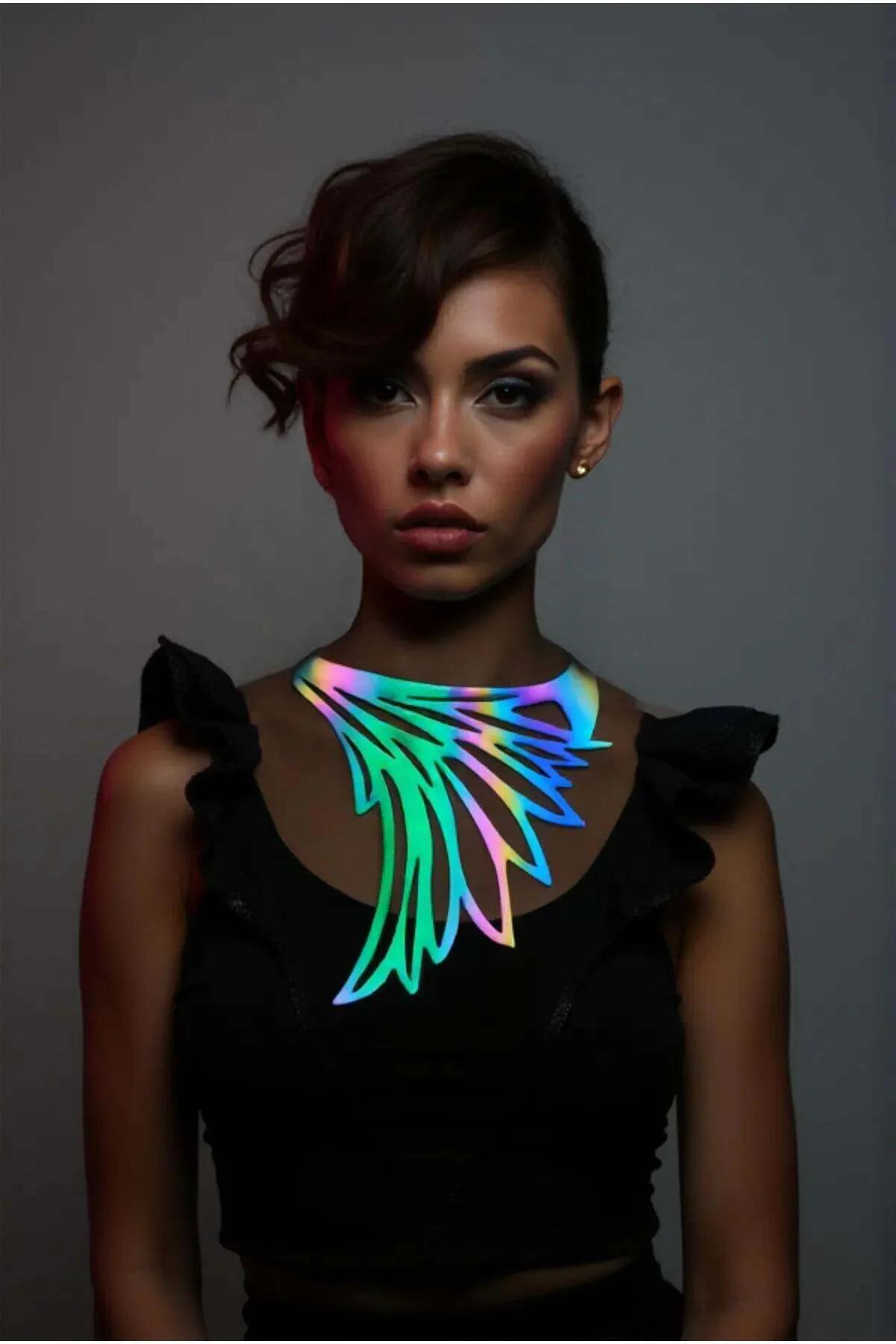 Holografik rainbow lazer kesim kuş kanadı choker kolye, yeşil pembe sarı iridescent yansımalı büyük kanat plaka, siyah üst üz
