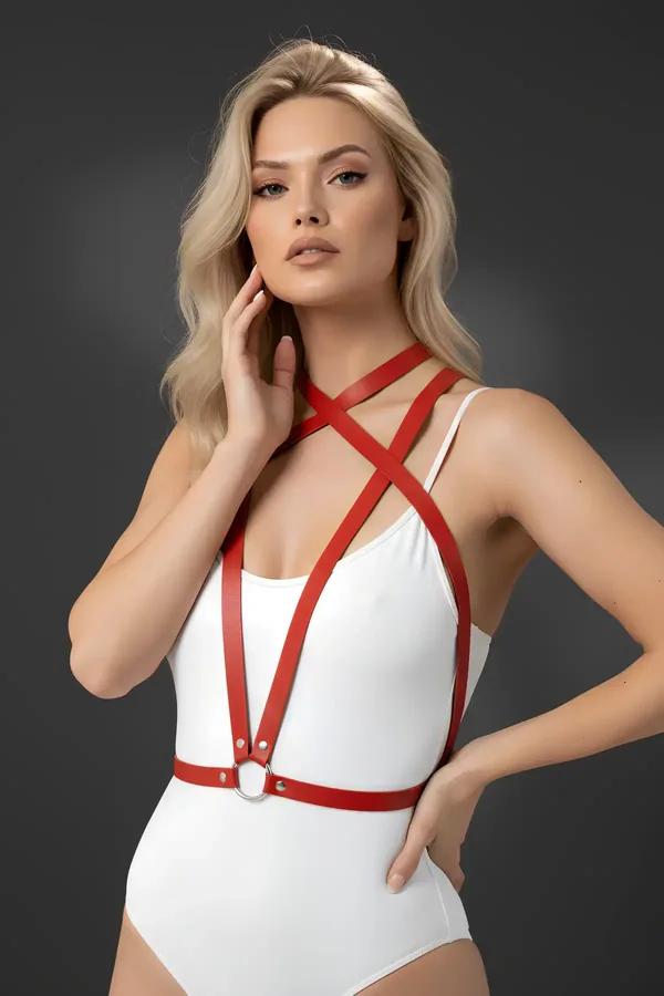 Kırmızı vegan deri çapraz askılı vücut harness, gümüş O-halka bel bandı, beyaz body üzerinde