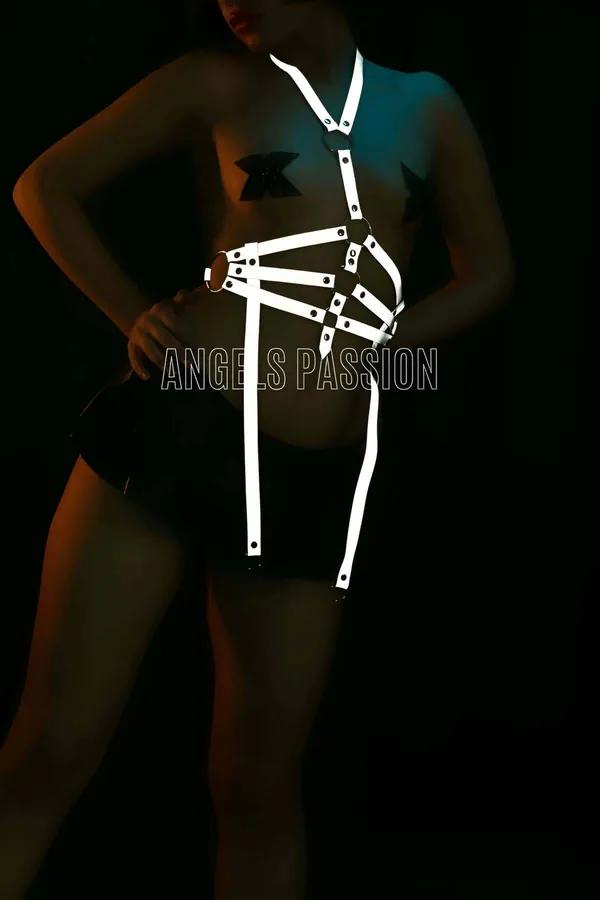 reflektörlü body harness gri-siyah şerit karanlıkta beyaz parlayan göğüs kafesi jartiyer askılı kadın iç giyim