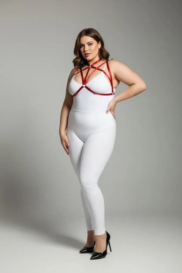 kırmızı lastik halka detaylı büyük beden göğüs harness takımı beyaz bodysuit üstünde