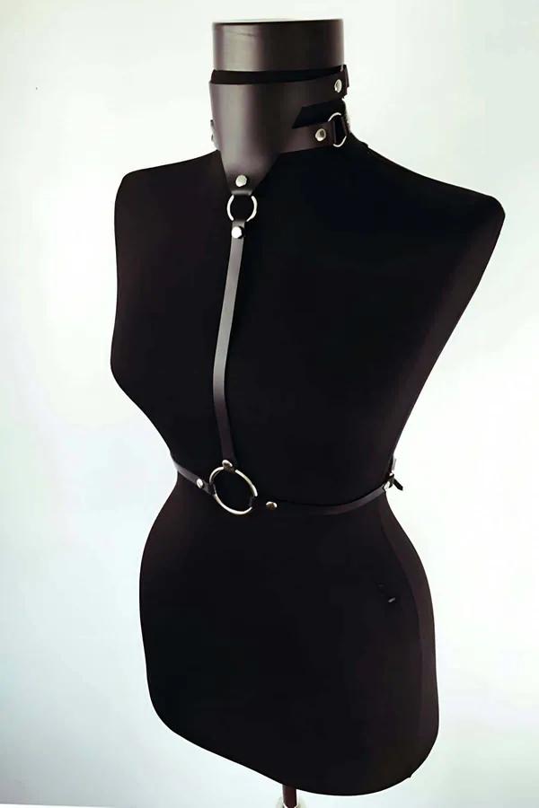 siyah suni deri choker harness boyundan bele tek dikey şerit ve gümüş O-ring manken üzerinde