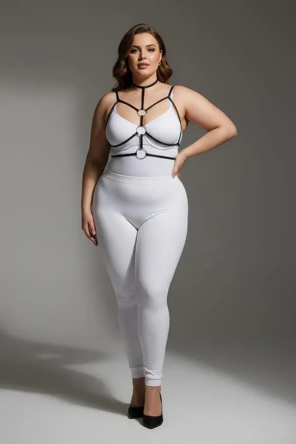 büyük beden siyah lastik göğüs harness boyunluk ve üç O-halka detayı, plus size model üzerinde