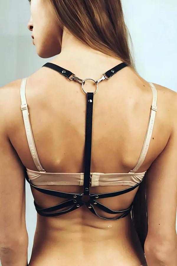 siyah suni deri göğüs harness aksesuar gümüş O-ring ve perçin detaylı kadın üstünde
