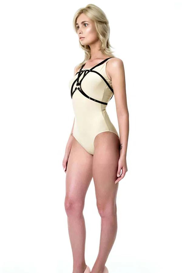 siyah suni deri göğüs harness çapraz X bantlı O-halkası detaylı krem bodysuit üzeri